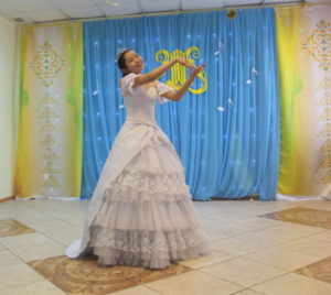 Ученица 6 "а" класса Любовь Пахомова в роли Золушки с жестовой песней "Хоть поверьте"